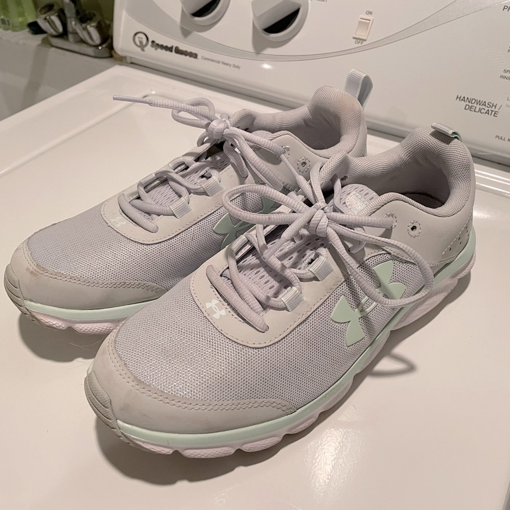 Under Armour Women’s sneakers size 10